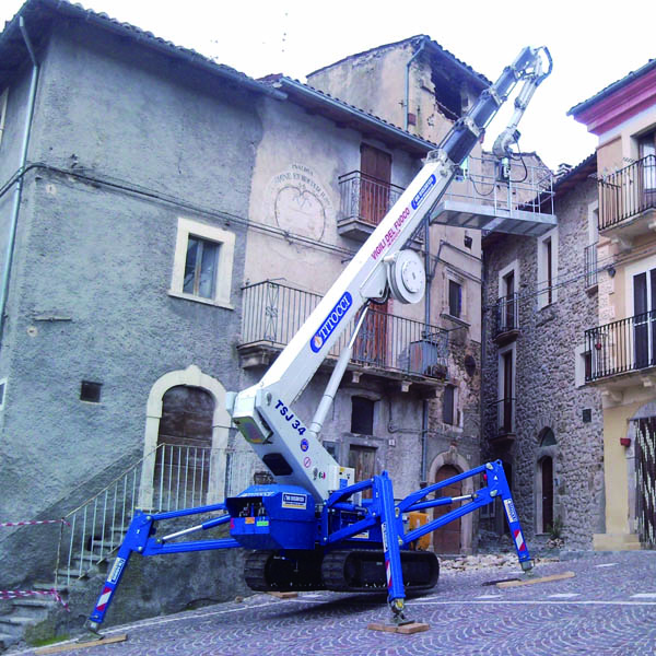 蜘蛛車（也稱為蜘蛛式高空作業平臺）在斜坡上進行作業時，有哪些步驟和注意事項？