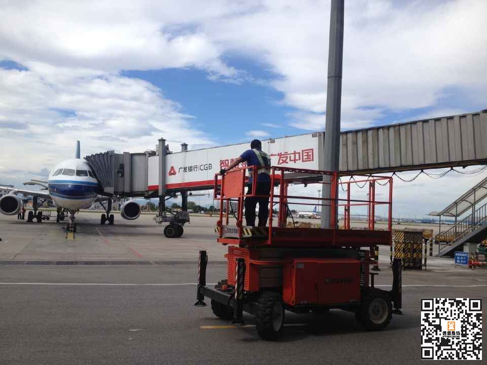 首都機(jī)場12米越野剪叉升降平臺
